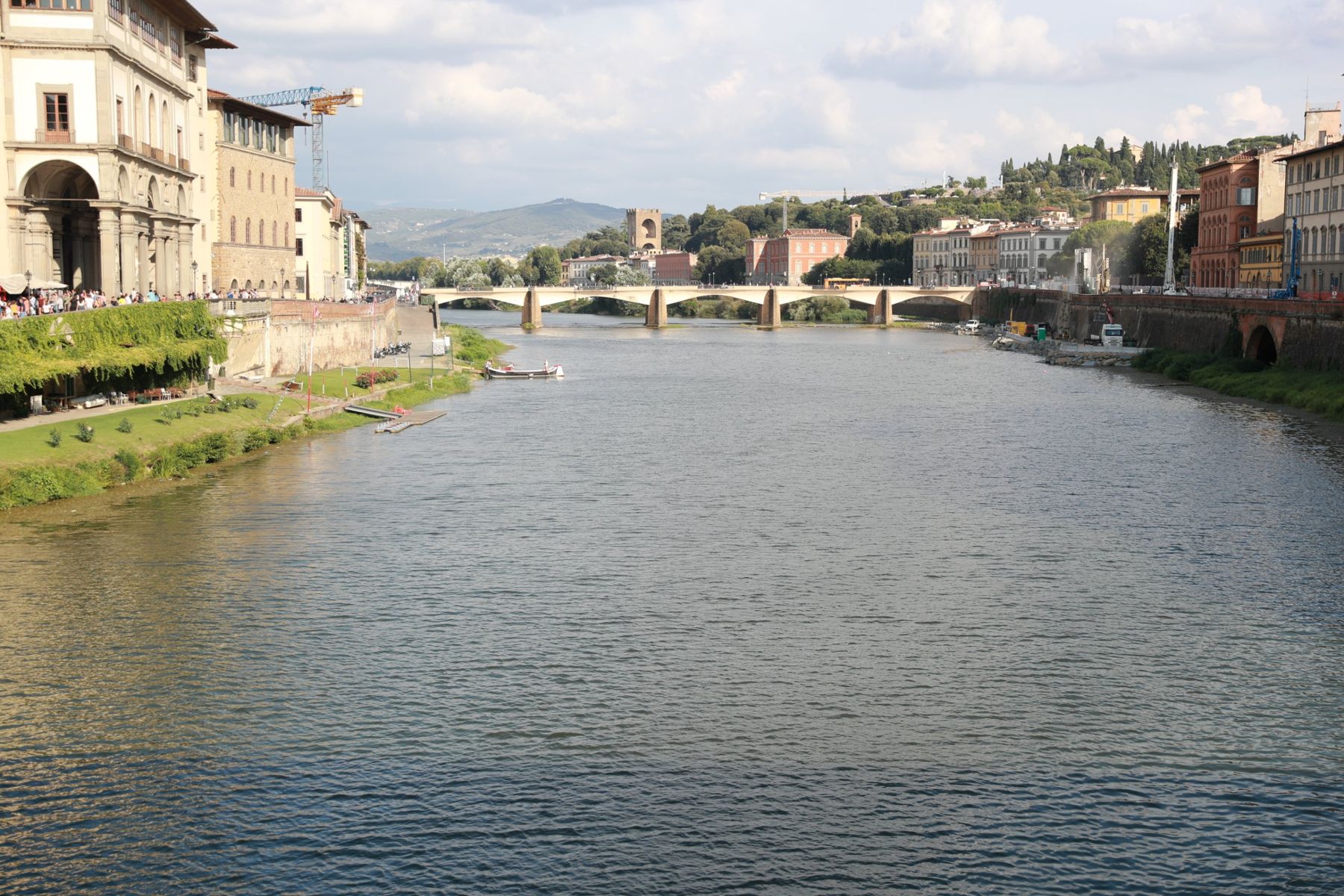 L'Arno visto dal Ponte Vecchio, con gli Uffizi a sinistra e le colline di San Niccolò