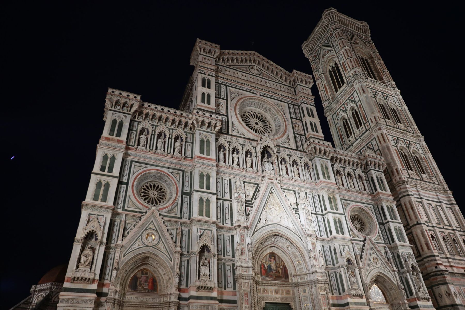 La facciata di Santa Maria del Fiore e il Campanile di Giotto illuminati di notte
